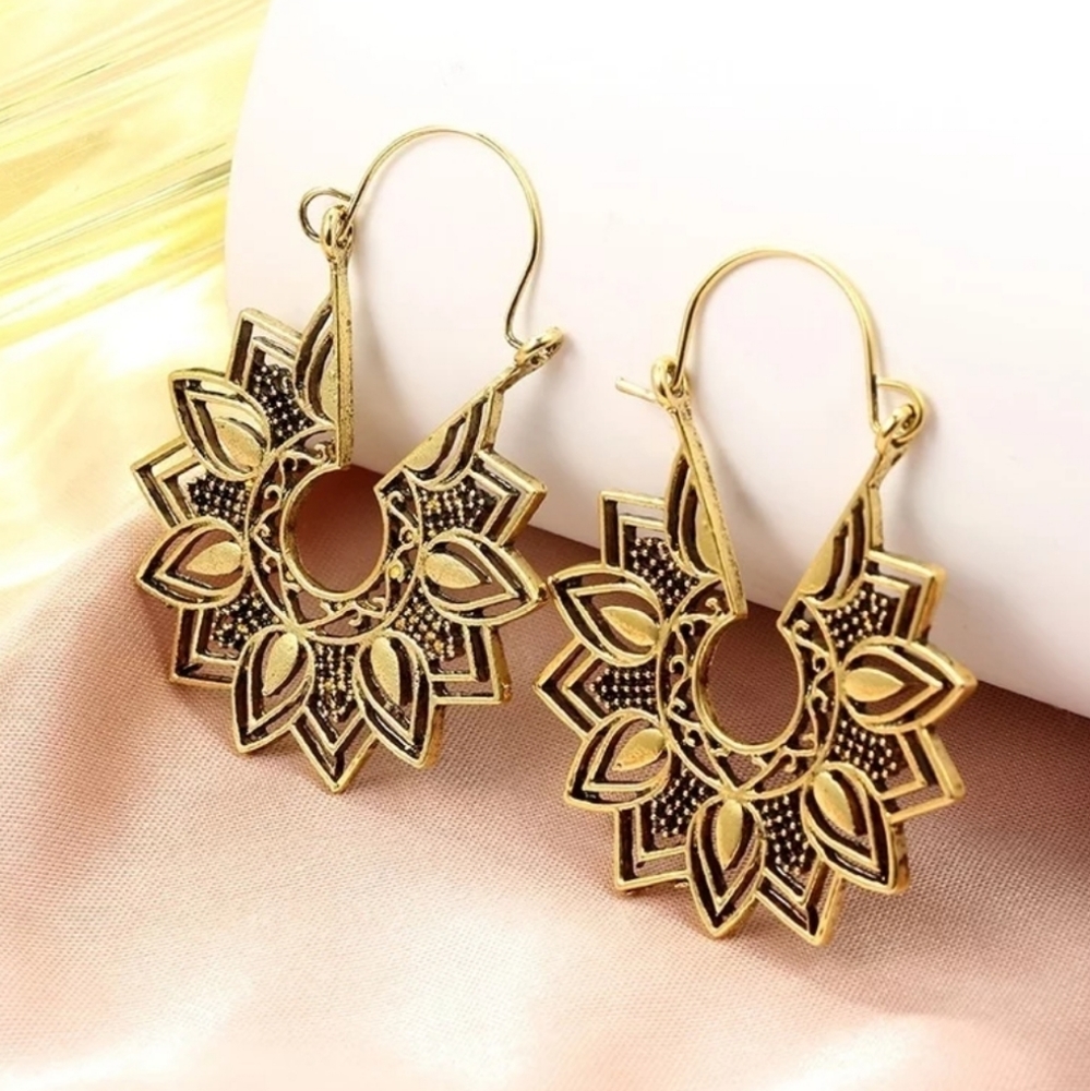 Boho vintage tribal gypsy dangle earring..NWT